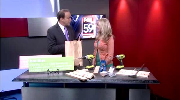 Capture4 How to Create a Pallet Board {Fox59} 11 Last Minute Christmas Crafts