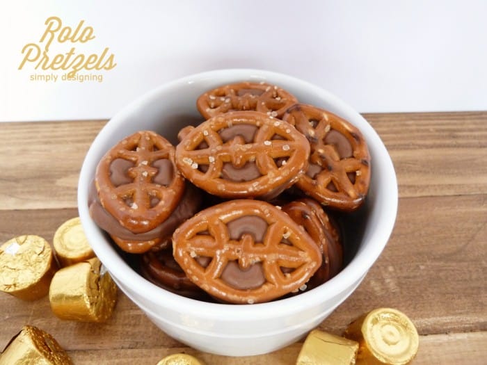 Chocolate Caramel Pretzels (aka Rolo Pretzels) with FREE Printable: Game Day Style | #recipe #football #gameday #chocolate #printable