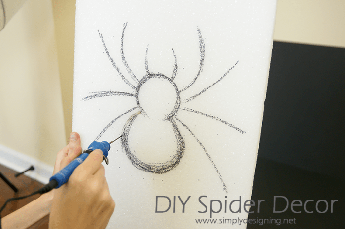 Cut out Spider from Foam | #halloween #halloweendecor #crafts #spider