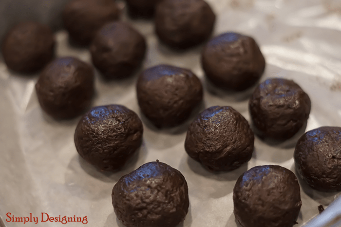 Roll Oreo Cookie Balls