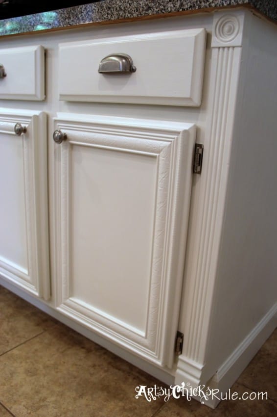 Kitchen-Cabinets-Painted-in-Annie-Sloan-Chalk-Paint-Old-White-Pure-White-Blend-Corner1-682x1024