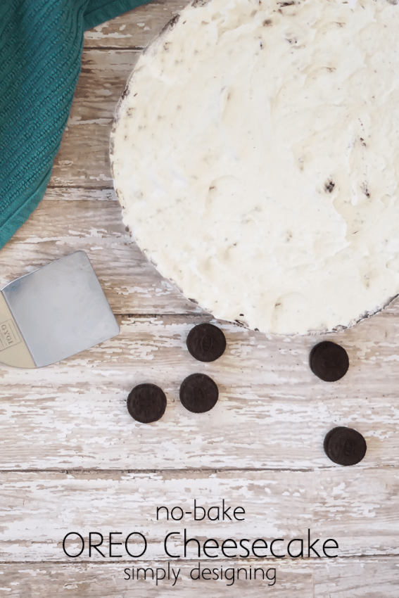 No-Bake Oreo Cheesecake - this simple recipe makes an absolutely drool-worthy cheesecake without a lot of work time or ingredients