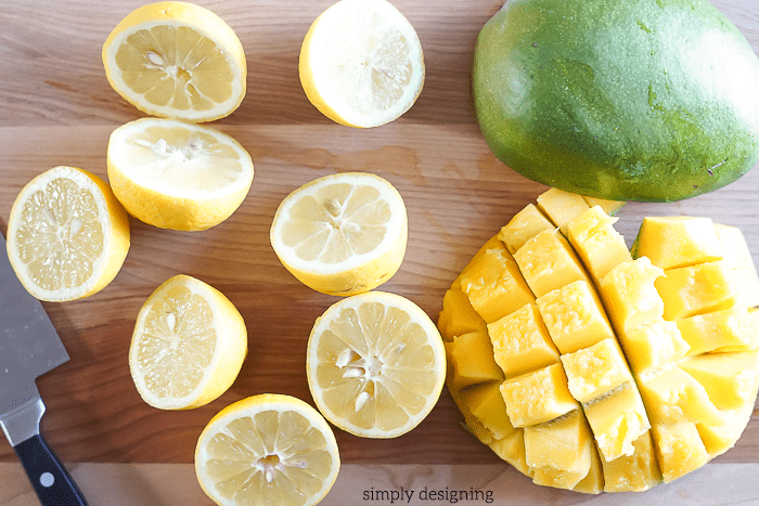 Homemade Frozen Mango Lemonade Recipe - this is the best summer drink and it is so easy to make with only a few ingredients