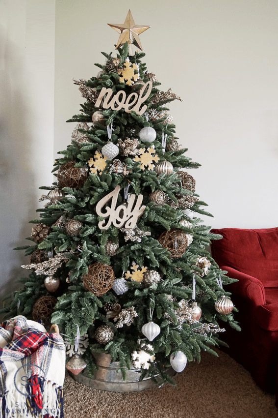 Farmhouse Style Christmas Tree