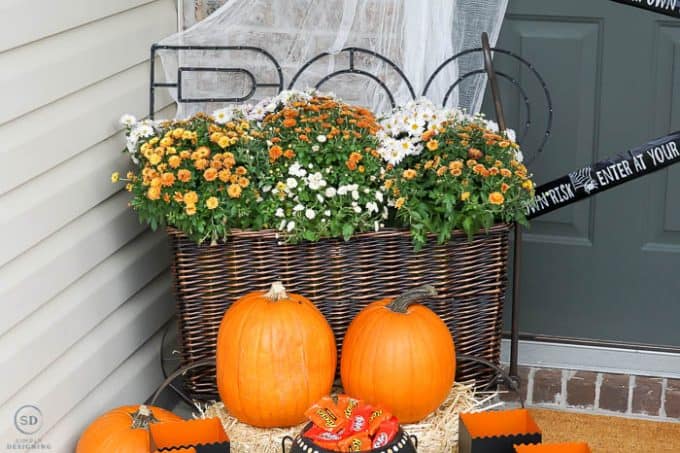 Easy Outdoor Halloween Decorations for your Porch