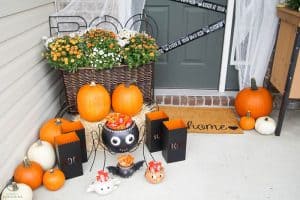 Easy Outdoor Halloween Decorations for your Porch 05814 Easy Outdoor Halloween Decorations for your Porch 2 fall hoop wreath