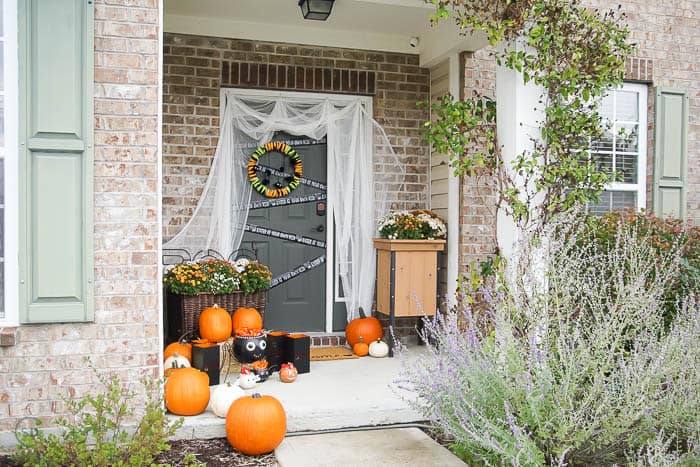 Easy Outdoor Halloween Decorations for your Porch