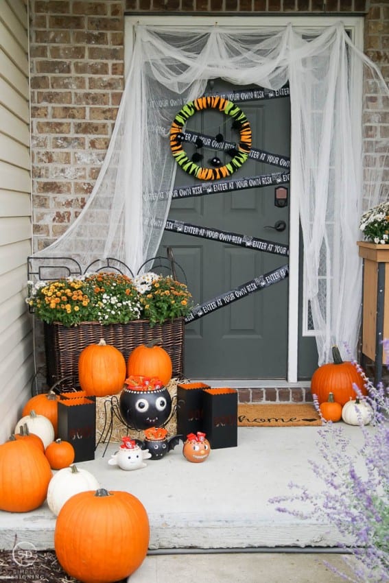 Easy Outdoor Halloween Decorations for your Porch 05839