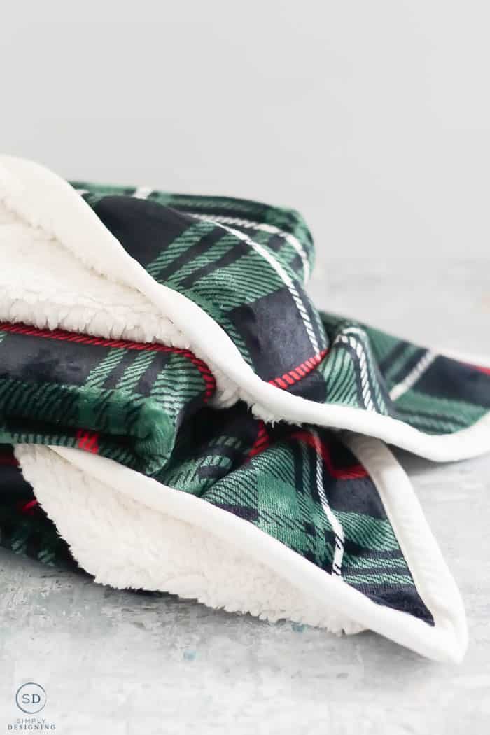 Christmas Gift Ideas Under $25 : plush plaid blanket