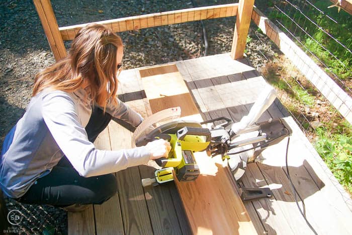 cut wood with miter saw